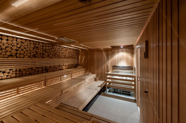 Sauna finalndese con tronchi naturali