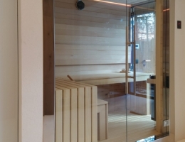 sauna in legno di tiglio e vetrata con contorno in acciaio