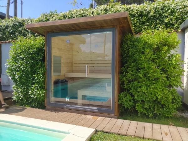 sauna per esterno con vetrata