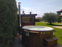 Sauna finlandese da esterno con vasca scandinava