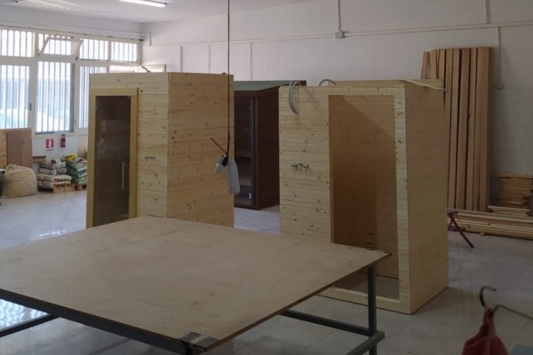 DAL TRONCO ALLA SAUNA! Laboratorio di Produzione SUOMISAUNA