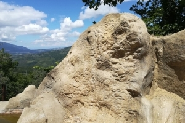 ROCCE ARTIFICIALI E GROTTE DI VAPORE
