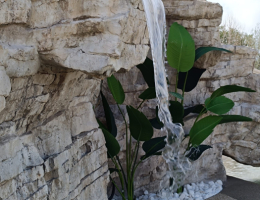 Rocce artificiali con cascata