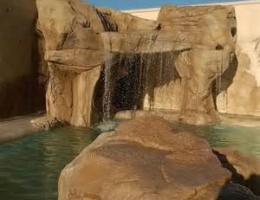 rocce artificiali con piscina