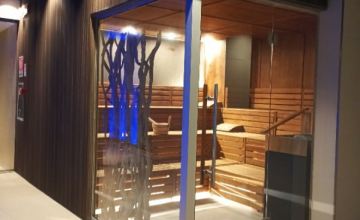 sauna con vetrata
