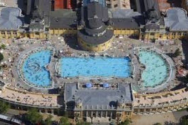 L'acqua magica delle terme Sznechenyi di Budapest