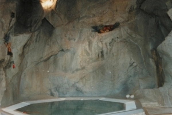 VASCA IDROMASSAGGIO IN GROTTA ARTIFICIALE